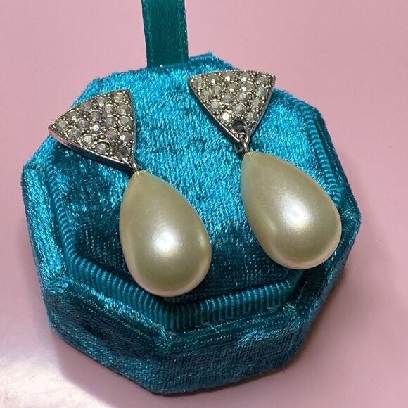 💛 Vintage White Gold Plated Marcasite & Faux Pearl Earrings - Picture 2 of 5